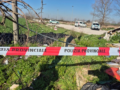 Frignano, la Polizia Provinciale sequestra un'area di 20mila metri quadri trasformata in discarica abusiva